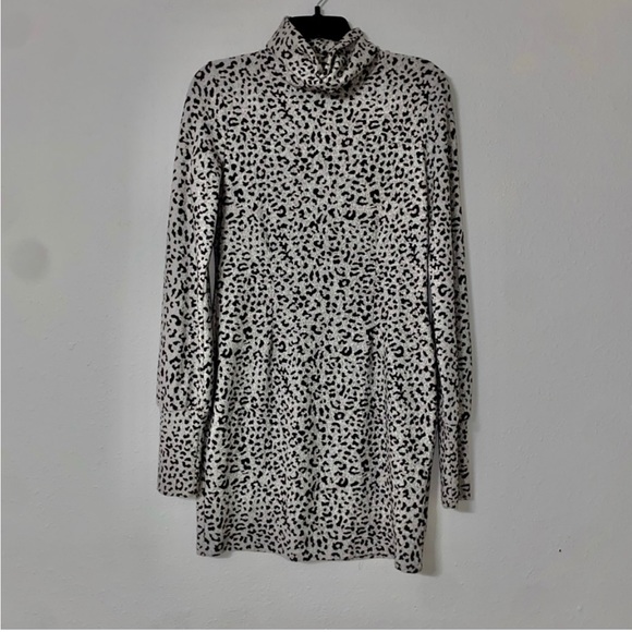 Charlotte Russe Small Womens
Sweater Dress Leopard Print Turtle
Neck NWT - Picture 2 of 4